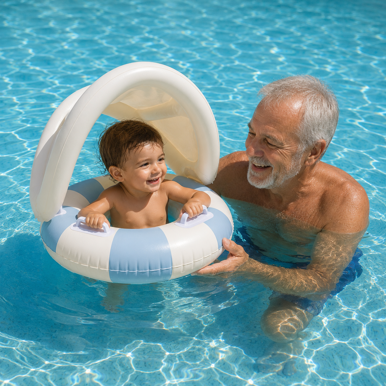 Enfant dans une bouée  bleur gonflable avec pare-soleil avec un grand-parent