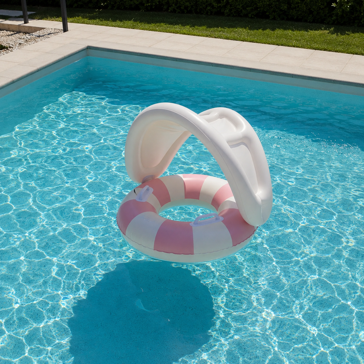 Bouée bébé gonflable avec pare-soleil flottant seule dans une piscine