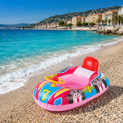 Bouée voiture gonflable pour bébé posée sur une plage de sable
