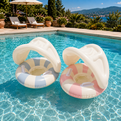 Deux bouées bébé avec pare-soleil flottant dans une piscine