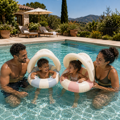 Bébé dans une bouée à pare-soleil entouré de ses parents dans la piscine