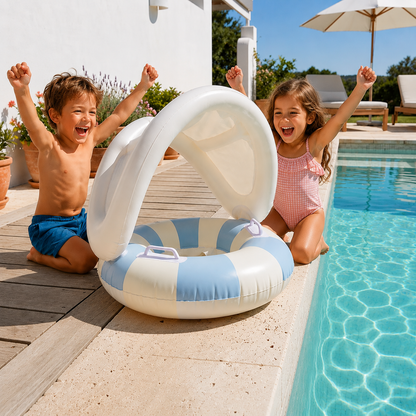 Enfants souriants à côté d'une bouée bébé avec pare-solei