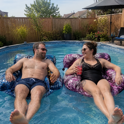 Homme et femme allongés sur des fauteuils aquatiques gonflables à la piscine
