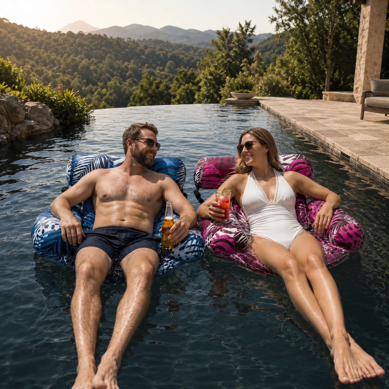 Couple profitant de fauteuils aquatiques gonflables au bord d'une piscine