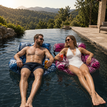 Couple profitant de fauteuils aquatiques gonflables au bord d'une piscine